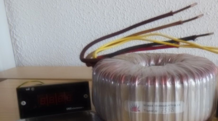 1 Stk NY;RINGKJERNETRAFO-Norsk Transduktor A/S
2x30Ampere-A-19Volt-30Amp-B-15,7Volt-30Amp-Vekt,ca 7Kg-Dimm;160x75mm
2 Stk NYE-Panel-Meters;OMB;Rød-Digital-Voltmeter-Grønn-Digital-Amper-Meter- 4Siffer-Dimm;82x38mm
Kr1000,-+Porto;Norgespakken;Kr150,-
Kontakt epost;odderiks@online.no